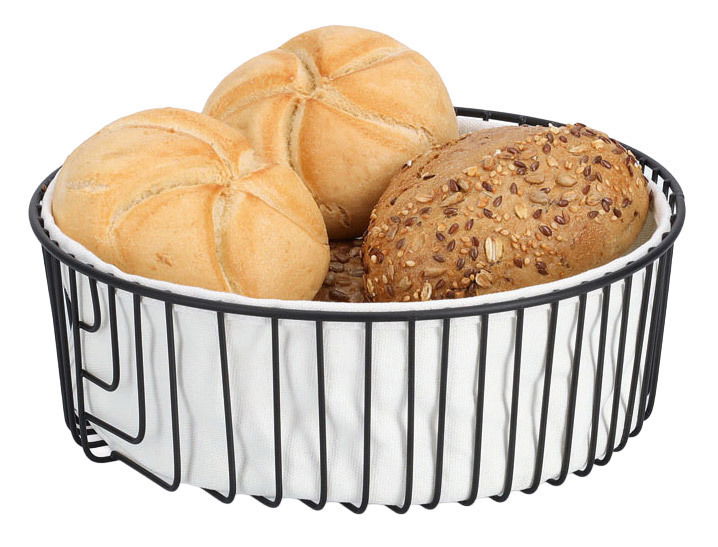 Brotkorb mit Beutel, gefüllt mit verschiedenen Brötchen, aus der Seitenperspektive fotografiert.