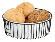 Brotkorb mit Beutel, gefüllt mit verschiedenen Brötchen, aus der Seitenperspektive fotografiert.