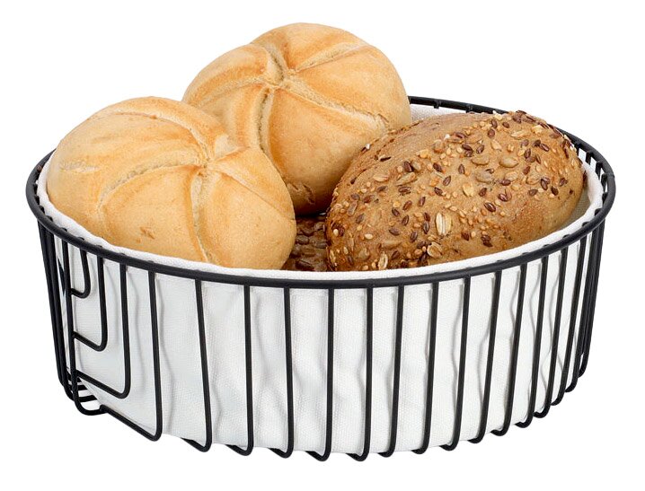 Brotkorb mit Beutel, gefüllt mit verschiedenen Brötchen, aus der Seitenperspektive fotografiert.