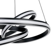 Moderne LED-Hängeleuchte mit verschlungenem Design, seitliche Perspektive