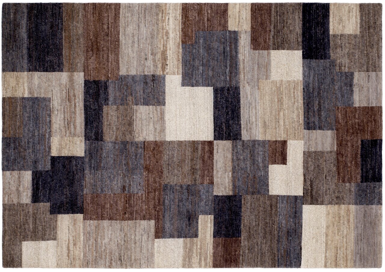 Wollteppich mit geometrischem Muster in verschiedenen Brauntönen und Grautönen, aus der Vogelperspektive fotografiert.