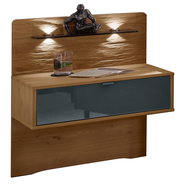 Nachtschrank-Paneel aus Holz mit Glasfront, integrierter Beleuchtung und dekorativer Skulptur, seitliche Perspektive