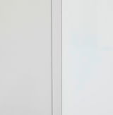 Nahaufnahme eines weißen Aufsatzschranks mit klaren Linien und minimalistischer Gestaltung, seitliche Perspektive.