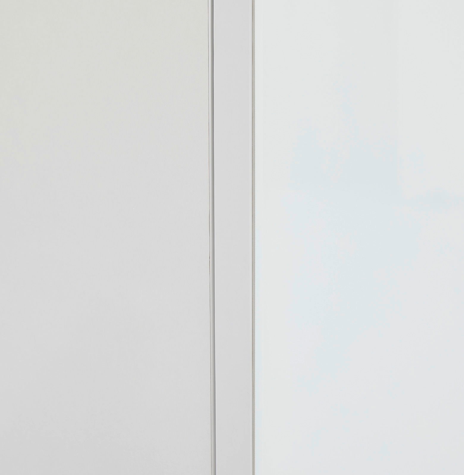 Voleo Aufsatzschrank MALIN Nahaufnahme eines weißen Aufsatzschranks mit klaren Linien und minimalistischer Gestaltung, seitliche Perspektive.