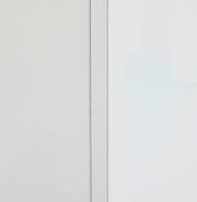 Nahaufnahme eines weißen Aufsatzschranks mit klaren Linien und minimalistischer Gestaltung, seitliche Perspektive.