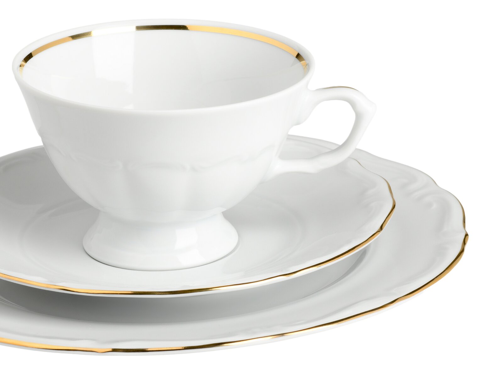 Weiße Porzellan-Teetasse mit Untertasse und Dessertteller, goldfarbenem Rand und geschwungenem Relief, schräg von vorne (3/4-Ansicht) fotografiert