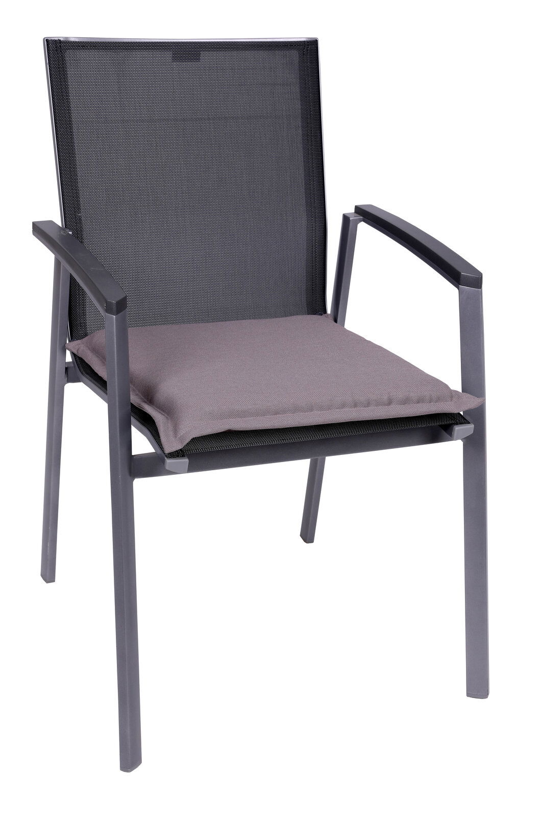 Moderner Gartenstuhl mit Armlehnen, schwarzem/anthrazitfarbenem Gestell und Netz-Rückenlehne sowie grauem Sitzkissen, freigestellt auf weißem Hintergrund, in schräger Frontansicht von links