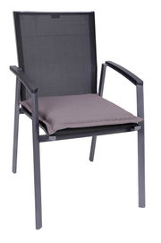 Moderner Gartenstuhl mit Armlehnen, schwarzem/anthrazitfarbenem Gestell und Netz-Rückenlehne sowie grauem Sitzkissen, freigestellt auf weißem Hintergrund, in schräger Frontansicht von links