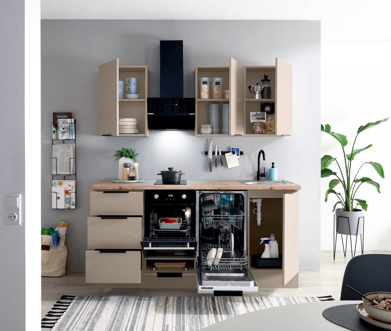 Moderne beige Küchenzeile mit Holzarbeitsplatte, offenen Hängeschränken und schwarzer Dunstabzugshaube; Backofen und geöffneter Geschirrspüler im Unterschrank, Spüle rechts – Frontalansicht auf Augenhöhe.