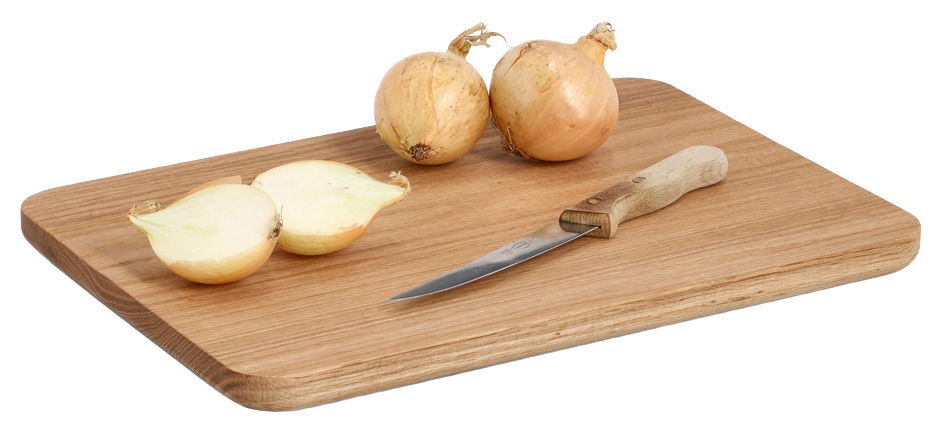 Schneidebrett aus Eiche, 35x25cm, mit zwei ganzen und einer halbierten Zwiebel sowie einem Messer, seitliche Perspektive.