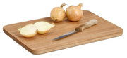 Schneidebrett aus Eiche, 35x25cm, mit zwei ganzen und einer halbierten Zwiebel sowie einem Messer, seitliche Perspektive.