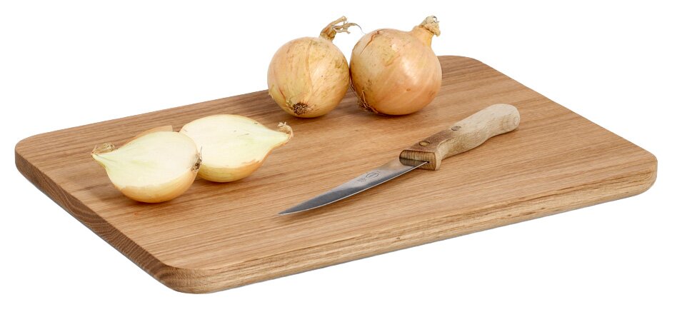 Schneidebrett aus Eiche, 35x25cm, mit zwei ganzen und einer halbierten Zwiebel sowie einem Messer, seitliche Perspektive.