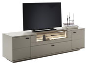 Modernes TV-Lowboard in Hellgrau mit Holzoptik-Ablage und integrierter LED-Beleuchtung, mit Fernseher und Deko auf der Oberseite, frontale Ansicht.