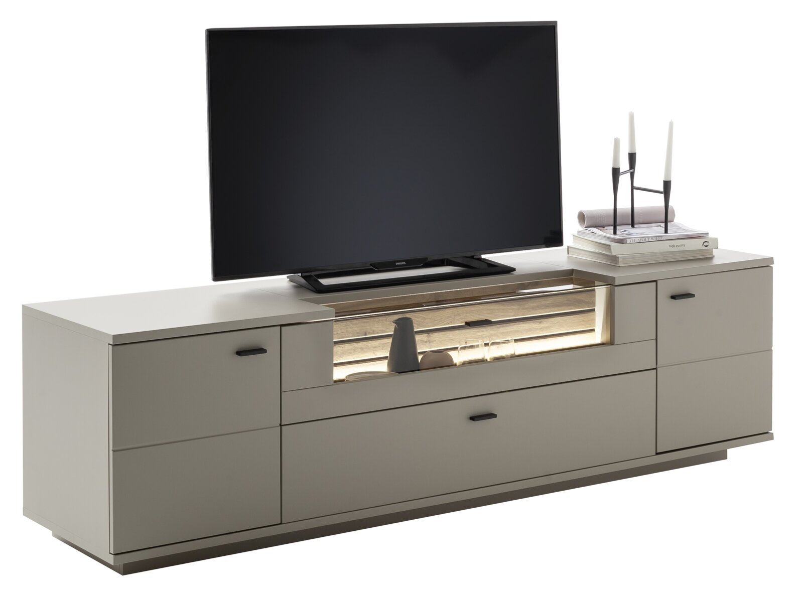 Modernes TV-Lowboard in Hellgrau mit Holzoptik-Ablage und integrierter LED-Beleuchtung, mit Fernseher und Deko auf der Oberseite, frontale Ansicht.