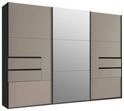 Moderner dreitüriger Schwebetürenschrank mit Spiegel in der Mitte, seitliche Schubladen, Frontansicht.
