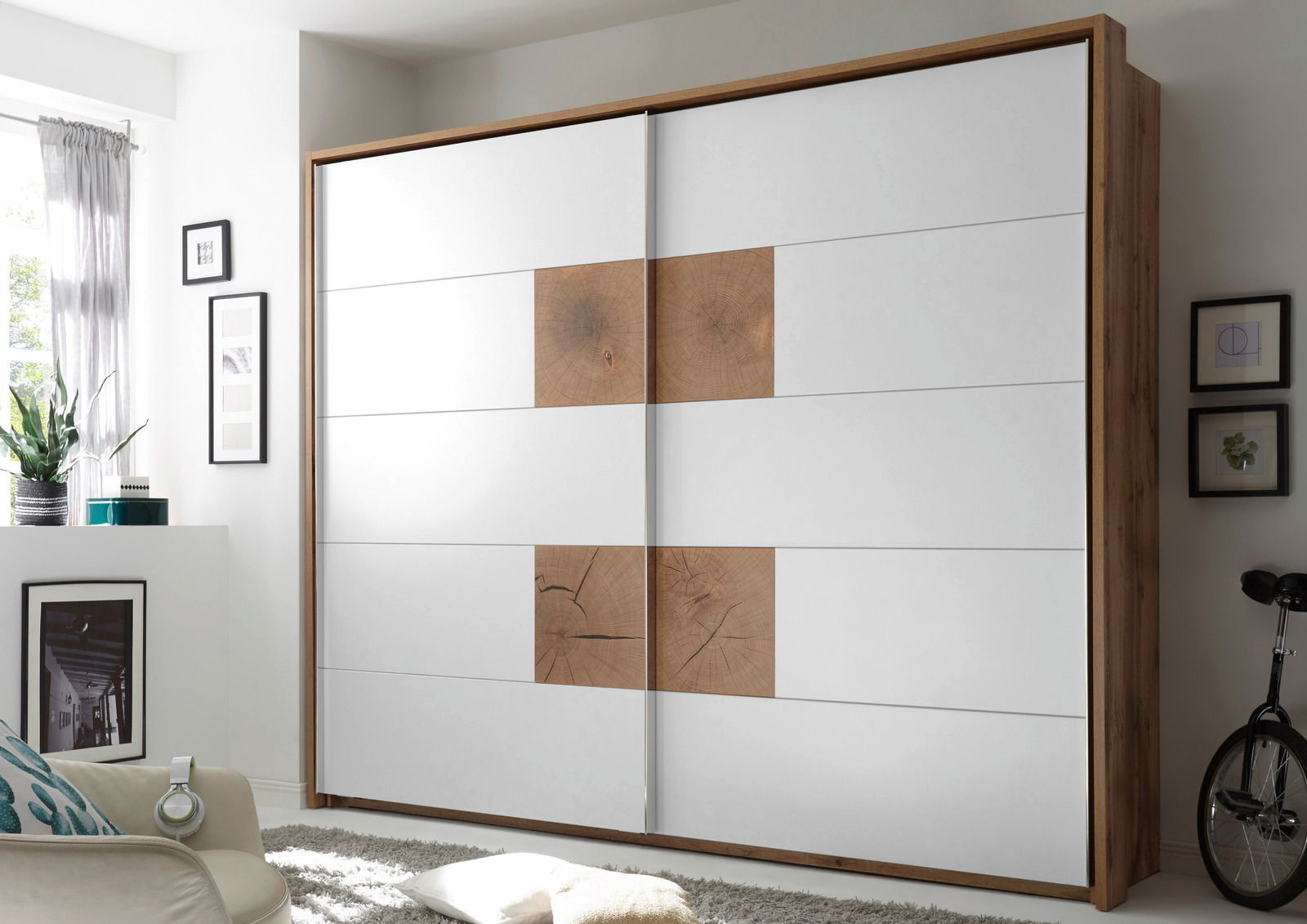 Moderner Schwebetürenschrank mit weißem und holzfarbenem Design, seitliche Perspektive