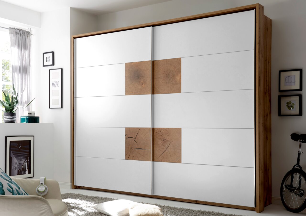 Moderner Schwebetürenschrank mit weißem und holzfarbenem Design, seitliche Perspektive