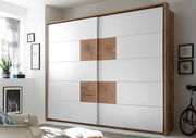 Moderner Schwebetürenschrank mit weißem und holzfarbenem Design, seitliche Perspektive
