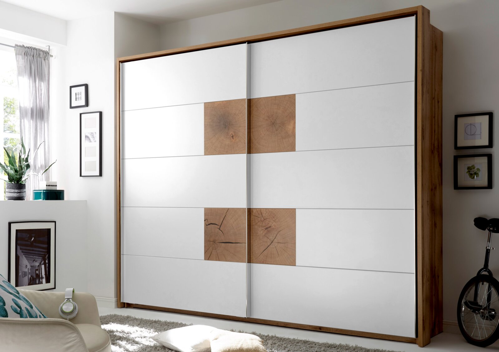 Moderner Schwebetürenschrank mit weißem und holzfarbenem Design, seitliche Perspektive
