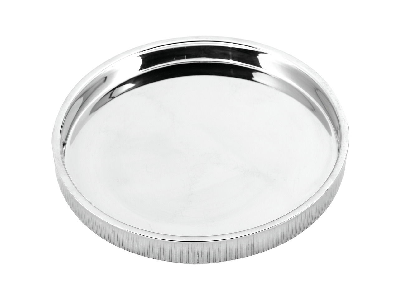 Rundes, glänzendes Tablett aus Metall, von oben leicht schräg fotografiert.