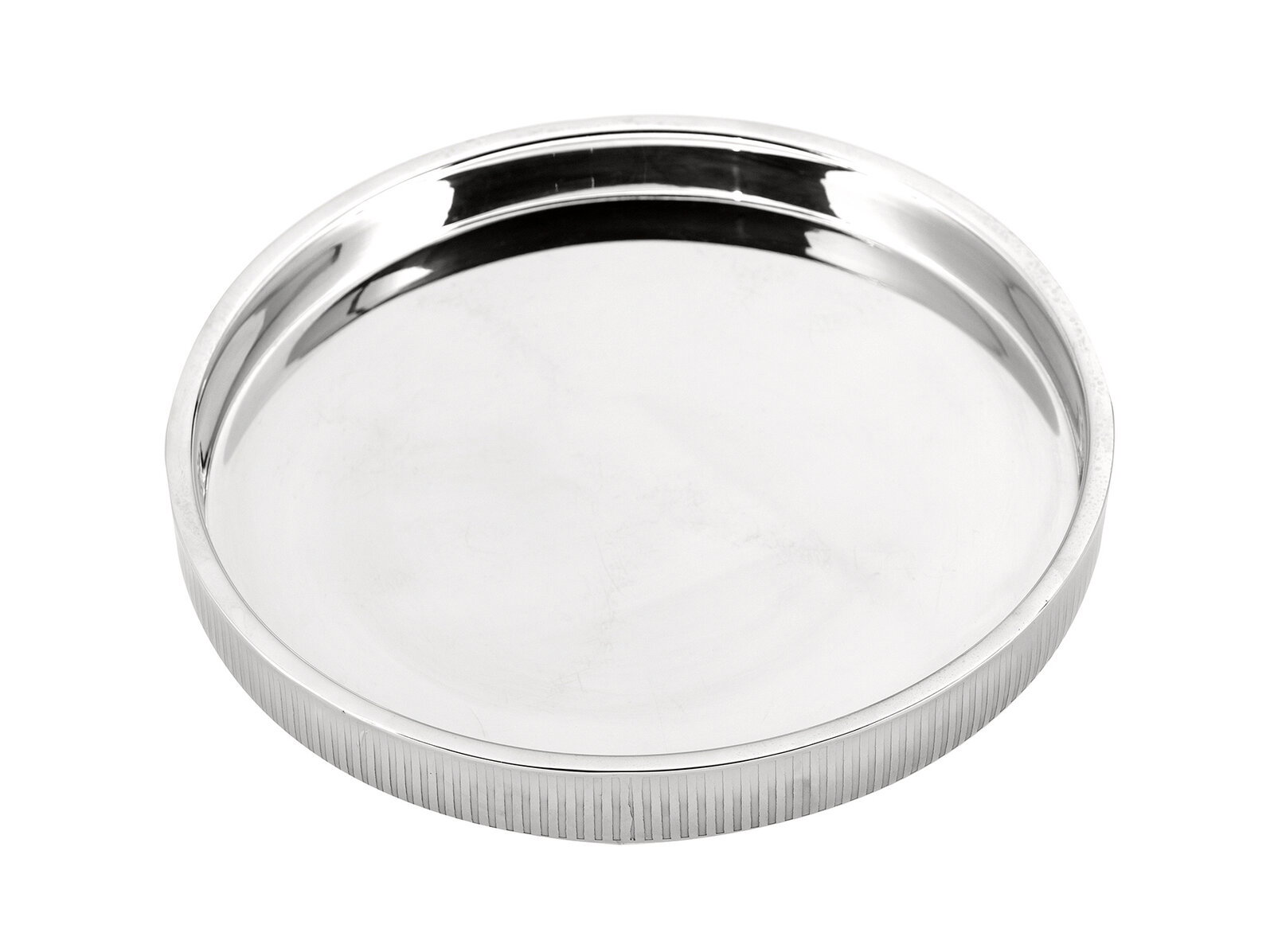 Rundes, glänzendes Tablett aus Metall, von oben leicht schräg fotografiert.