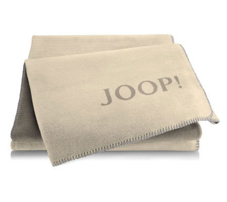 Beige Decke mit dem Schriftzug 'JOOP!' in einer gefalteten Perspektive.