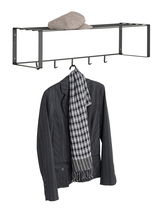 Hängende Garderobe aus Metall mit mehreren Haken, darauf liegt eine Mütze und ein Sakko mit Schal hängt daran. Frontalansicht.