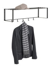 Hängende Garderobe aus Metall mit mehreren Haken, darauf liegt eine Mütze und ein Sakko mit Schal hängt daran. Frontalansicht.