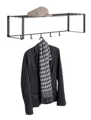 Hängende Garderobe aus Metall mit mehreren Haken, darauf liegt eine Mütze und ein Sakko mit Schal hängt daran. Frontalansicht.