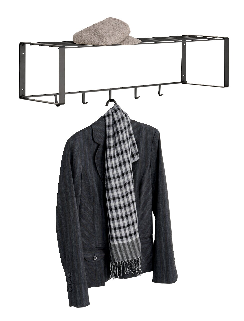Hangende metalen kapstok met meerdere haken, waarop een pet ligt en een colbert met sjaal hangt. Vooraanzicht.