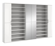 Weiße Garderobenkombination mit mehreren offenen Regalfächern und zwei Spiegeltüren, frontal betrachtet.