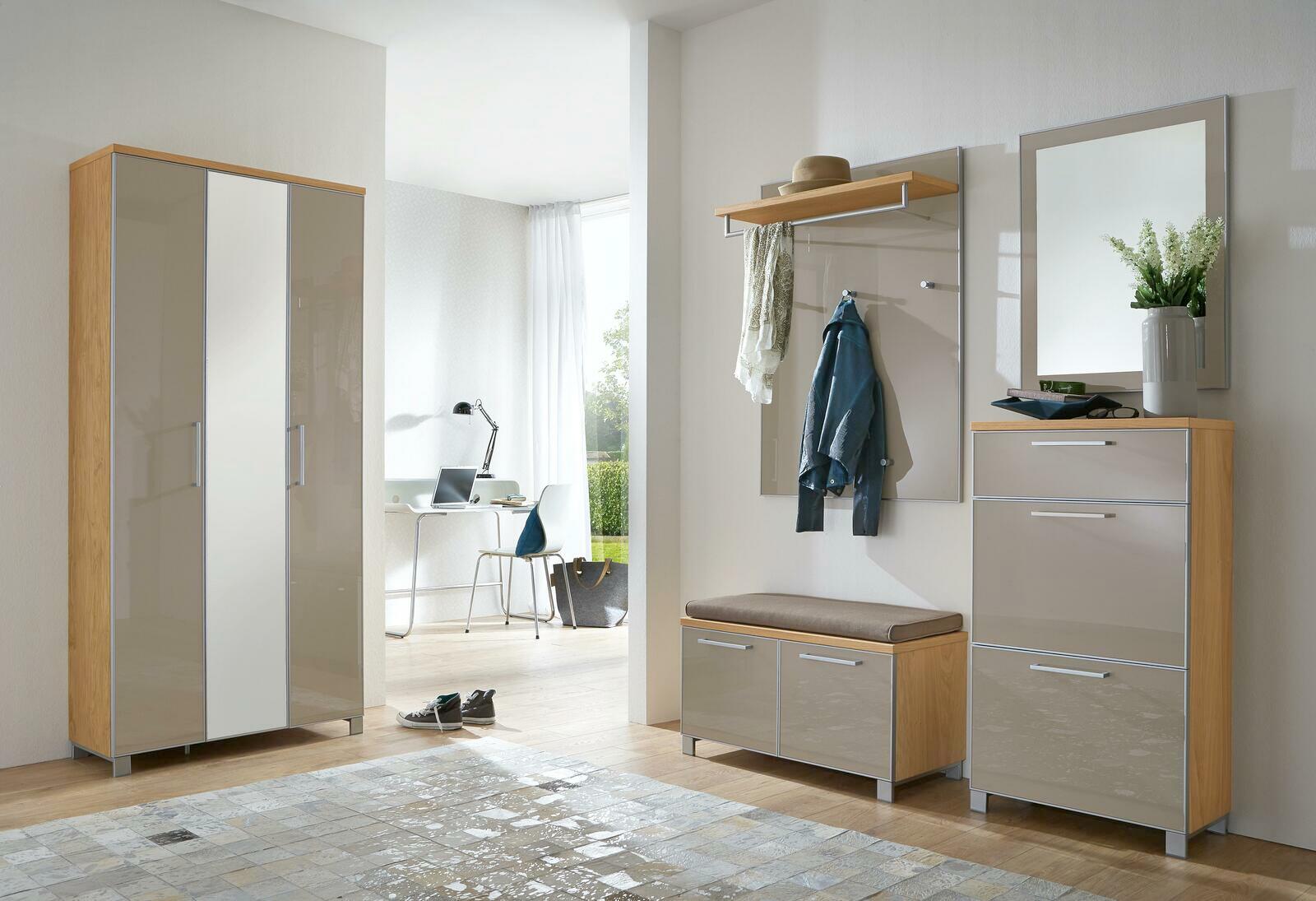Moderne Garderobeneinrichtung mit XL-Dielenschrank, Schuhschrank, Spiegel und Garderobenbank in einem hellen Raum. Perspektive von vorne.