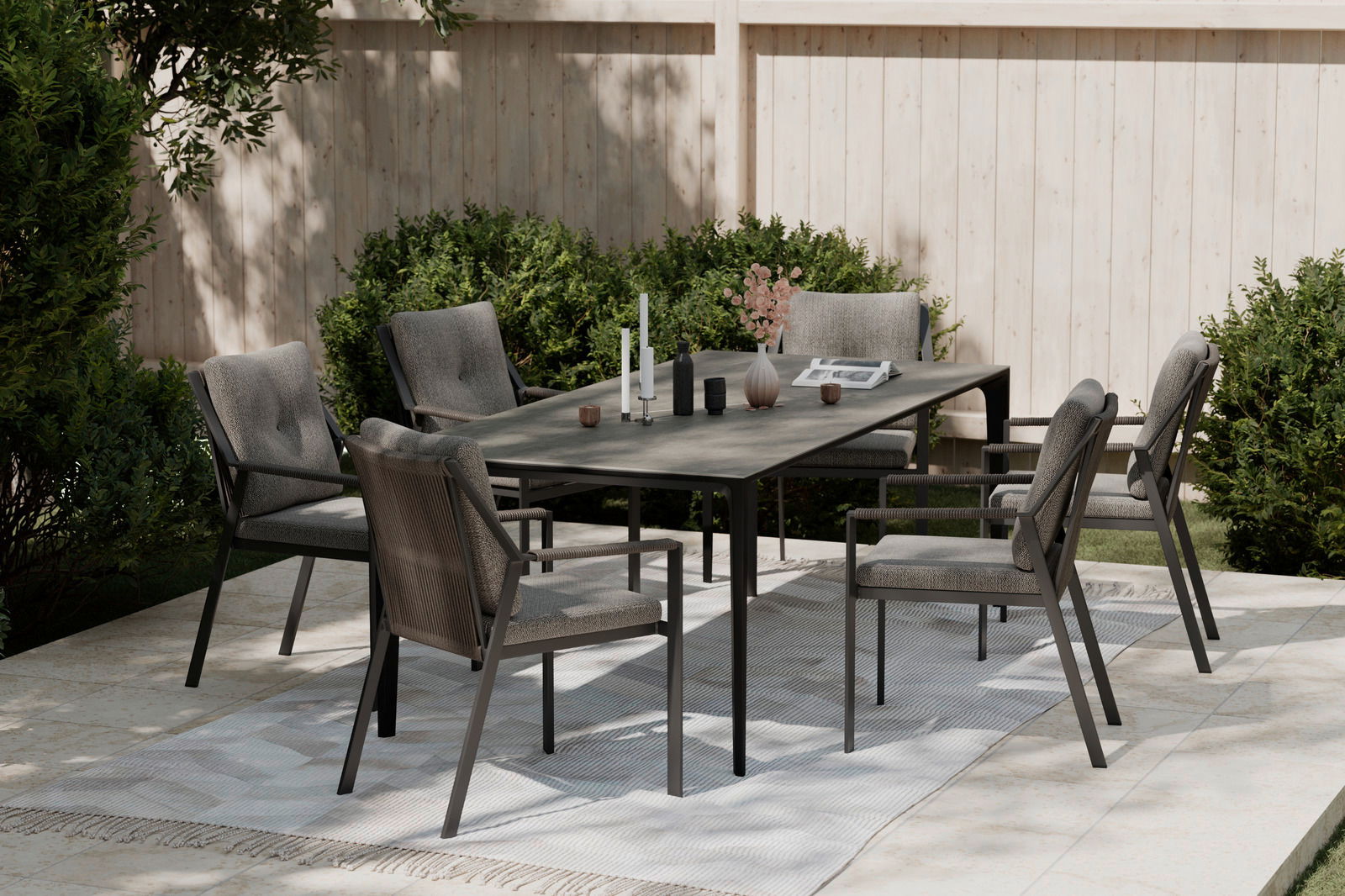 Gartensessel in einem modernen Garten-Set mit Tisch und mehreren Stühlen, seitliche Perspektive