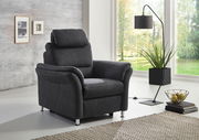 Moderner schwarzer Sessel mit verstellbarer Kopfstütze in einem hellen Wohnzimmer, seitliche Perspektive.