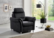 Moderner schwarzer Sessel mit verstellbarer Kopfstütze in einem hellen Wohnzimmer, seitliche Perspektive.