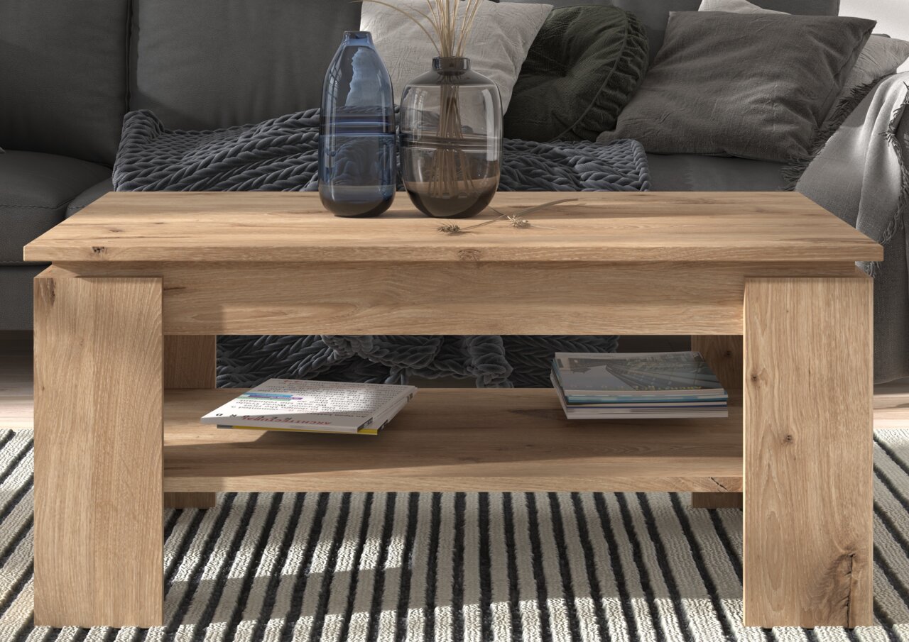 Holz-Couchtisch mit zwei Vasen und Zeitschriften, frontal fotografiert.