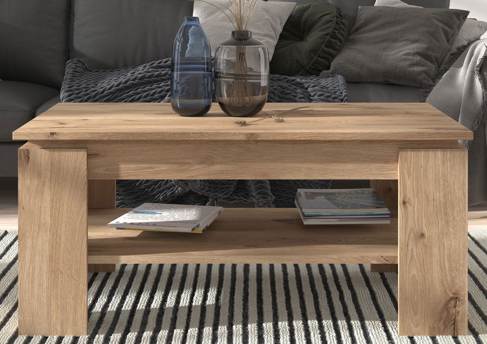 Holz-Couchtisch mit zwei Vasen und Zeitschriften, frontal fotografiert.