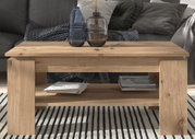 Holz-Couchtisch mit zwei Vasen und Zeitschriften, frontal fotografiert.