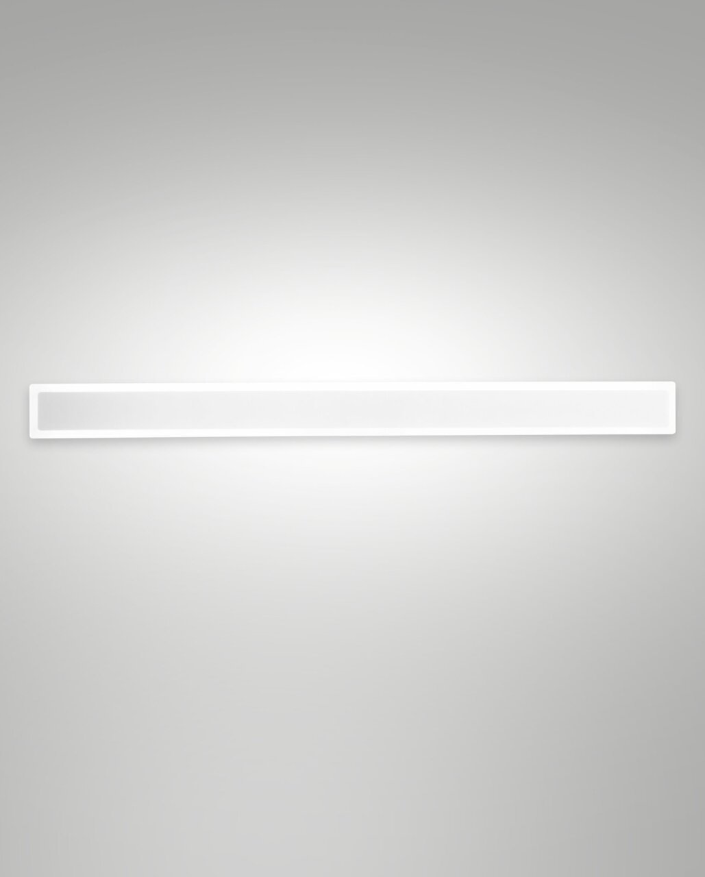 Moderne LED-Außenwandleuchte in rechteckiger Form, frontal abgebildet, mit gleichmäßiger Lichtverteilung.
