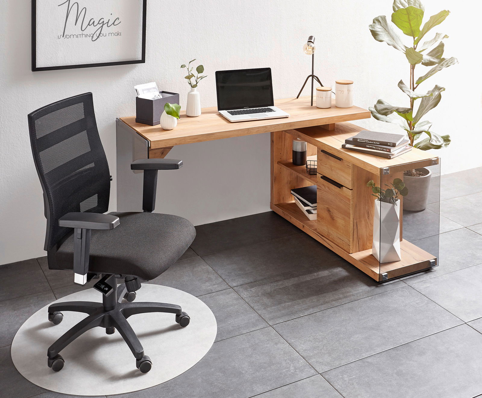 Moderner Eck-Schreibtisch aus Holz mit Laptop, Pflanzen und Büchern, seitliche Perspektive.