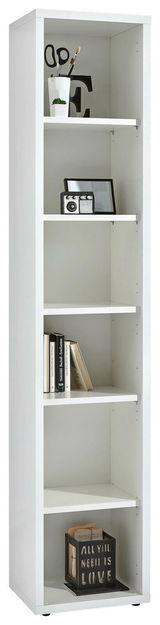 Weißes, hohes Regal mit fünf Fächern, gefüllt mit Büchern, Dekoration und einem Stiftehalter, aus frontaler Perspektive.