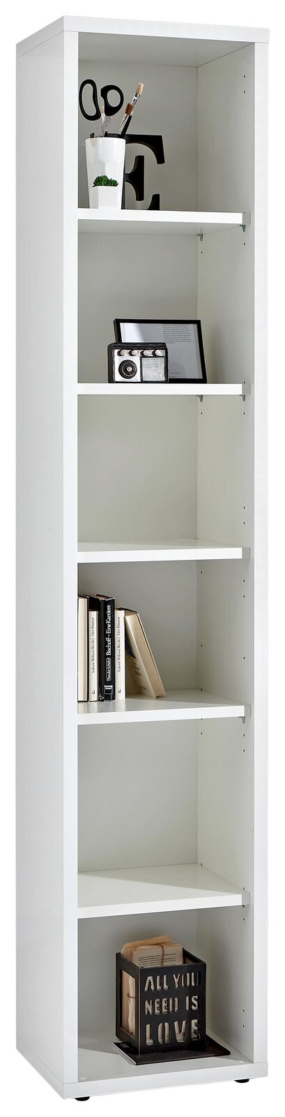 XORA Regal DIVINO Weißes, hohes Regal mit fünf Fächern, gefüllt mit Büchern, Dekoration und einem Stiftehalter, aus frontaler Perspektive.
