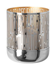 Elegantes Fink Windlicht BRIANO aus silbernem Metall mit geometrischem Muster, seitliche Perspektive.