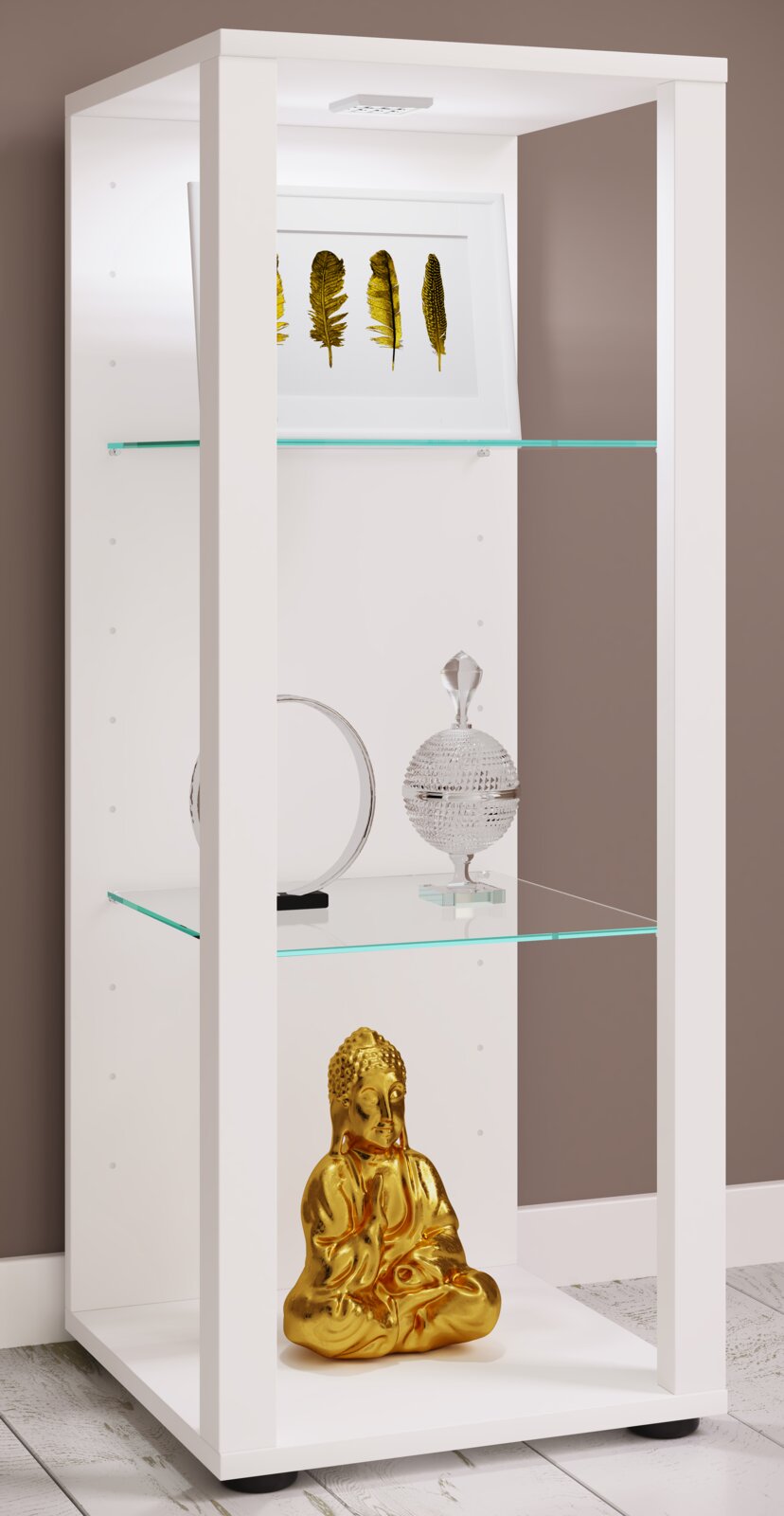 VCM Vitrine GLASOL Weißes, offenes Regal mit Glasböden und integrierter LED-Beleuchtung, dekoriert mit Bildrahmen, Glasobjekten und goldener Buddha-Figur; Perspektive: leicht von vorn links.