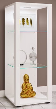 Weißes, offenes Regal mit Glasböden und integrierter LED-Beleuchtung, dekoriert mit Bildrahmen, Glasobjekten und goldener Buddha-Figur; Perspektive: leicht von vorn links.