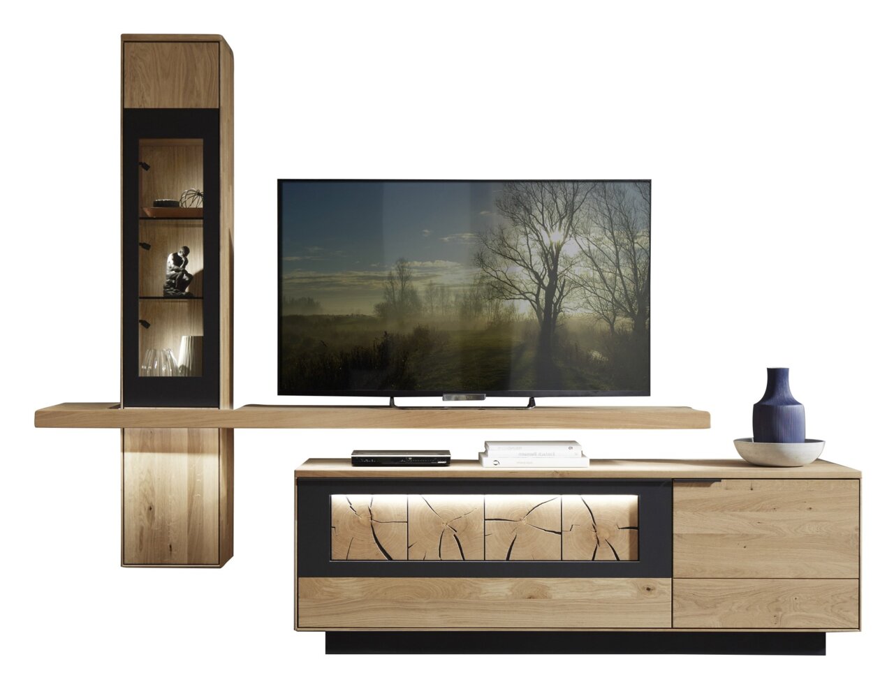 Wöstmann Markenmöbel Wandkombination WM 1910 Moderne Wandkombination aus Holz mit TV, Vitrine und Dekoration, frontal betrachtet.
