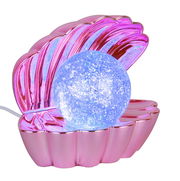 LED-Tischleuchte in Form einer rosa Muschel mit einer leuchtenden Glaskugel im Inneren, seitliche Perspektive