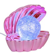 LED-Tischleuchte in Form einer rosa Muschel mit einer leuchtenden Glaskugel im Inneren, seitliche Perspektive