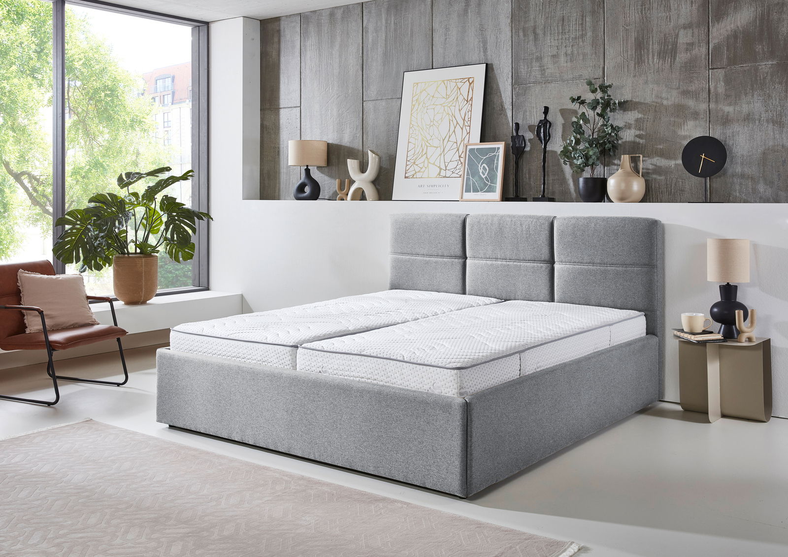 Graues Polsterbett 180x200 in modernem Schlafzimmer, seitliche Perspektive