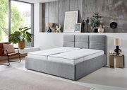 Graues Polsterbett 180x200 in modernem Schlafzimmer, seitliche Perspektive